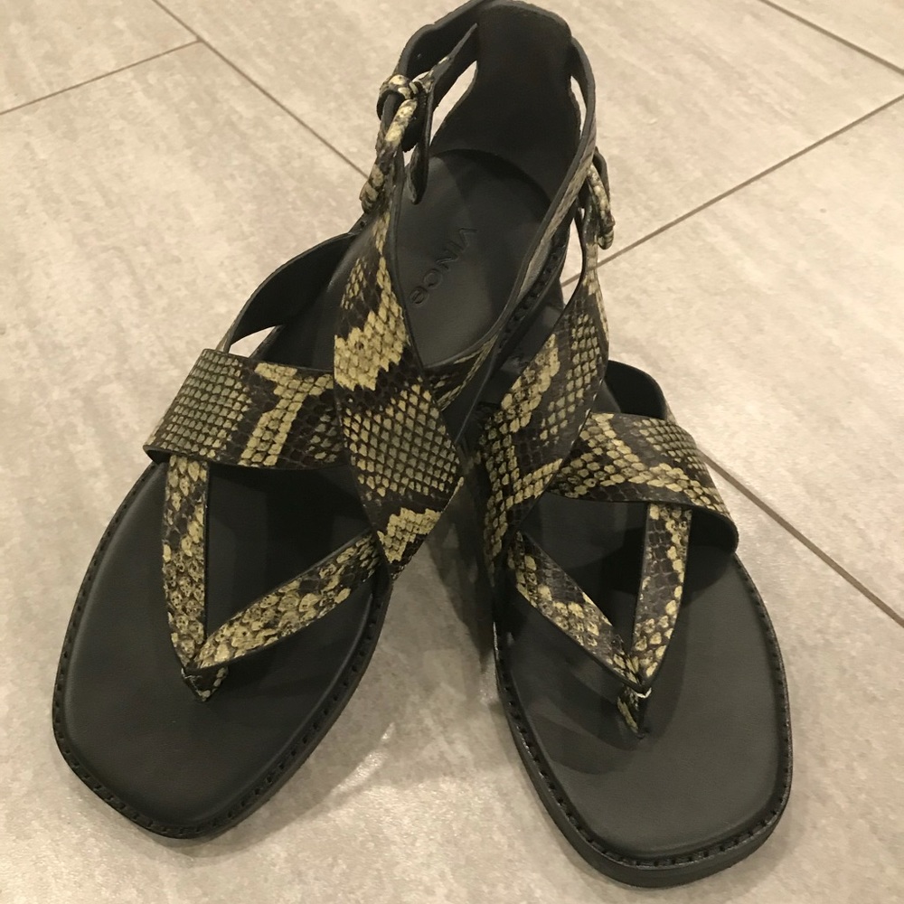 *NEW*Vince Morris Strappy Leather Flat Sandal.